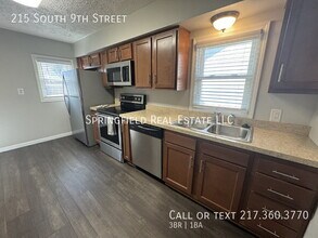 215 S 9th St in Pawnee, IL - Foto de edificio - Building Photo