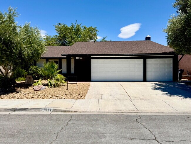 1942 Hallwood Dr in Las Vegas, NV - Building Photo - Building Photo