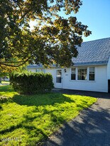 18 Whitney Rd in Latham, NY - Building Photo