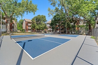 Silverwood Apartments in Mission, KS - Foto de edificio - Building Photo
