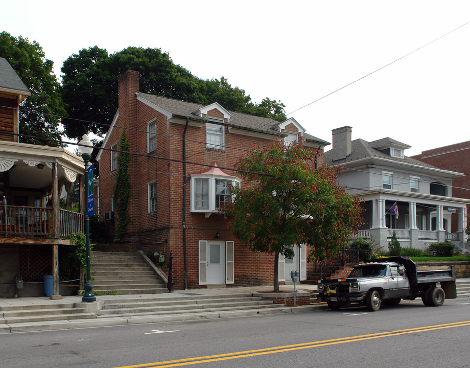 12 W Main St in Hancock, MD - Building Photo