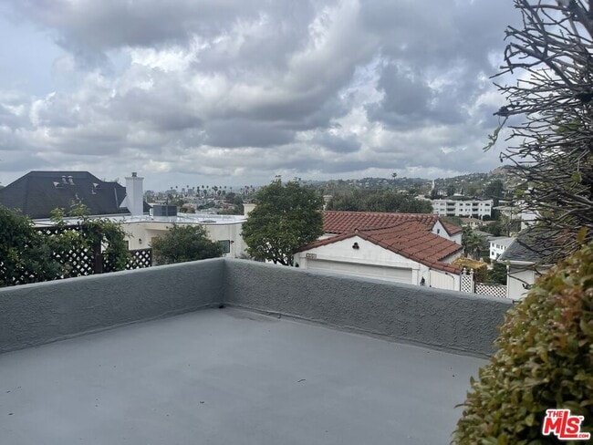 4160 Holly Knoll Dr in Los Angeles, CA - Building Photo - Building Photo