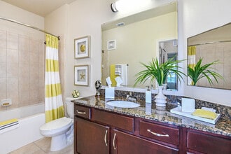 Sanctuary at Eagle Creek in Orlando, FL - Foto de edificio - Building Photo