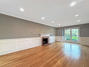 5147 E Los Flores St in Long Beach, CA - Foto de edificio - Building Photo