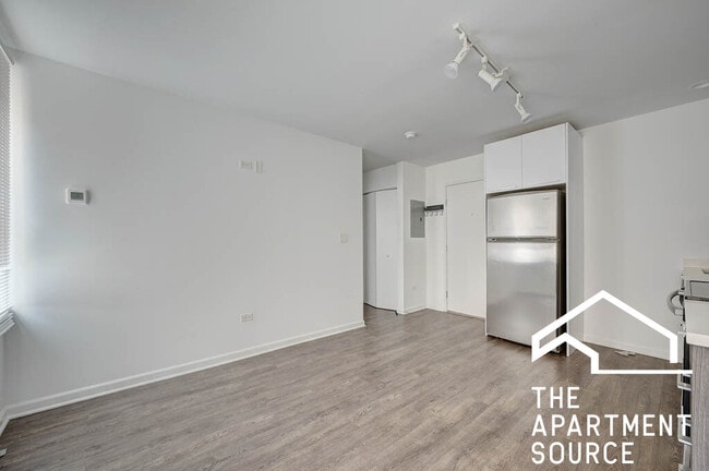 900 W Winona St, Unit 309 in Chicago, IL - Building Photo - Building Photo