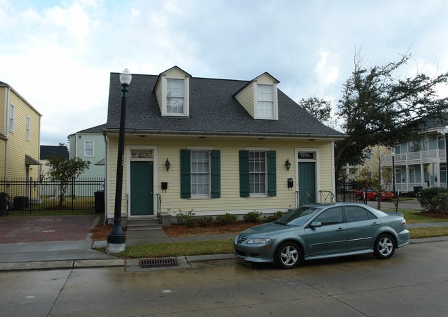 1852 Laurel St in New Orleans, LA - Foto de edificio - Building Photo