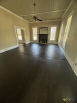 302 N Burleson St in Kyle, TX - Building Photo