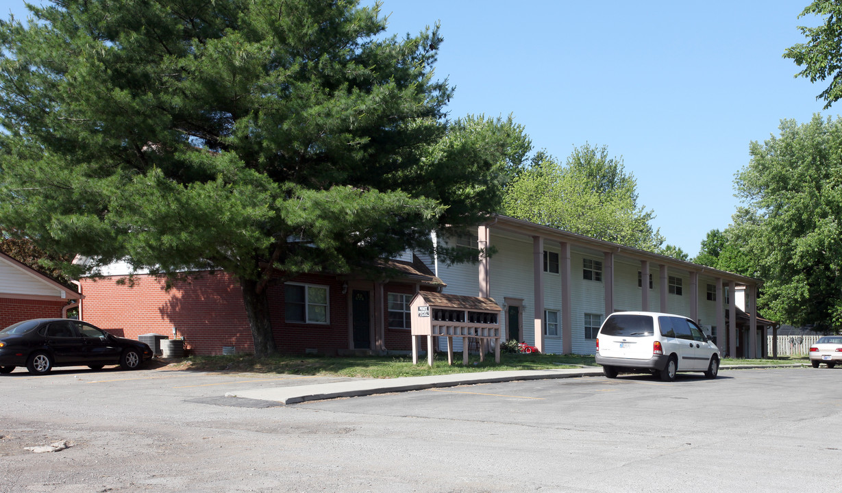 Carmel Village in Indianapolis, IN - Foto de edificio