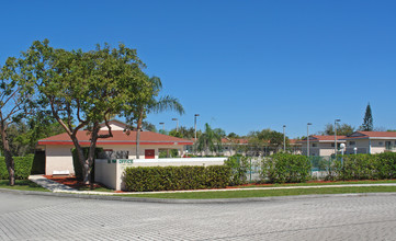 Palm Island Club Apartments in Tamarac, FL - Building Photo - Building Photo