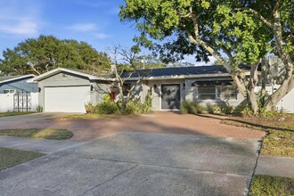 725 Patricia Ave in Dunedin, FL - Building Photo - Building Photo