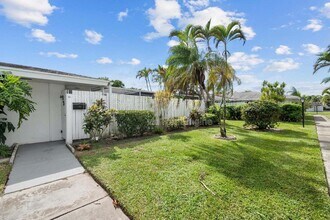 93 East Ct in Royal Palm Beach, FL - Building Photo - Building Photo