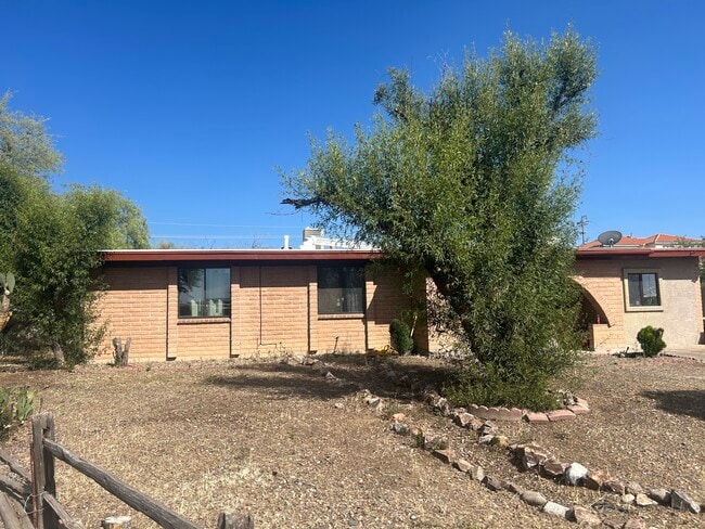 property at 2921 W Betsy Ross Pl