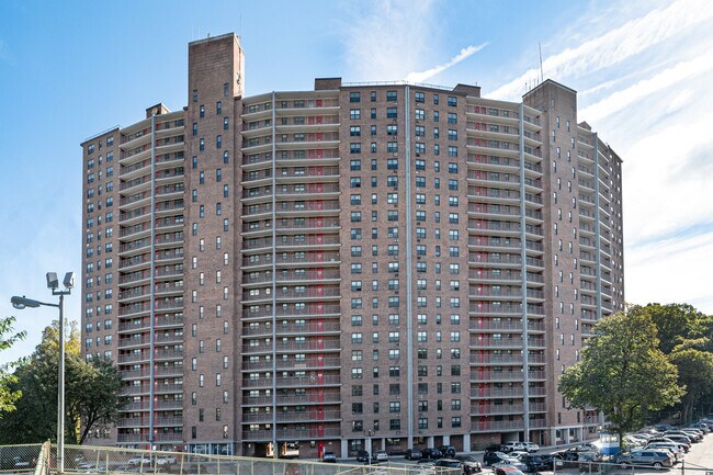 Forest View Crescent in Glendale, NY - Building Photo - Building Photo