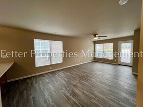 5284 Canyon Cir, Unit B in Newburgh, IN - Foto de edificio - Building Photo