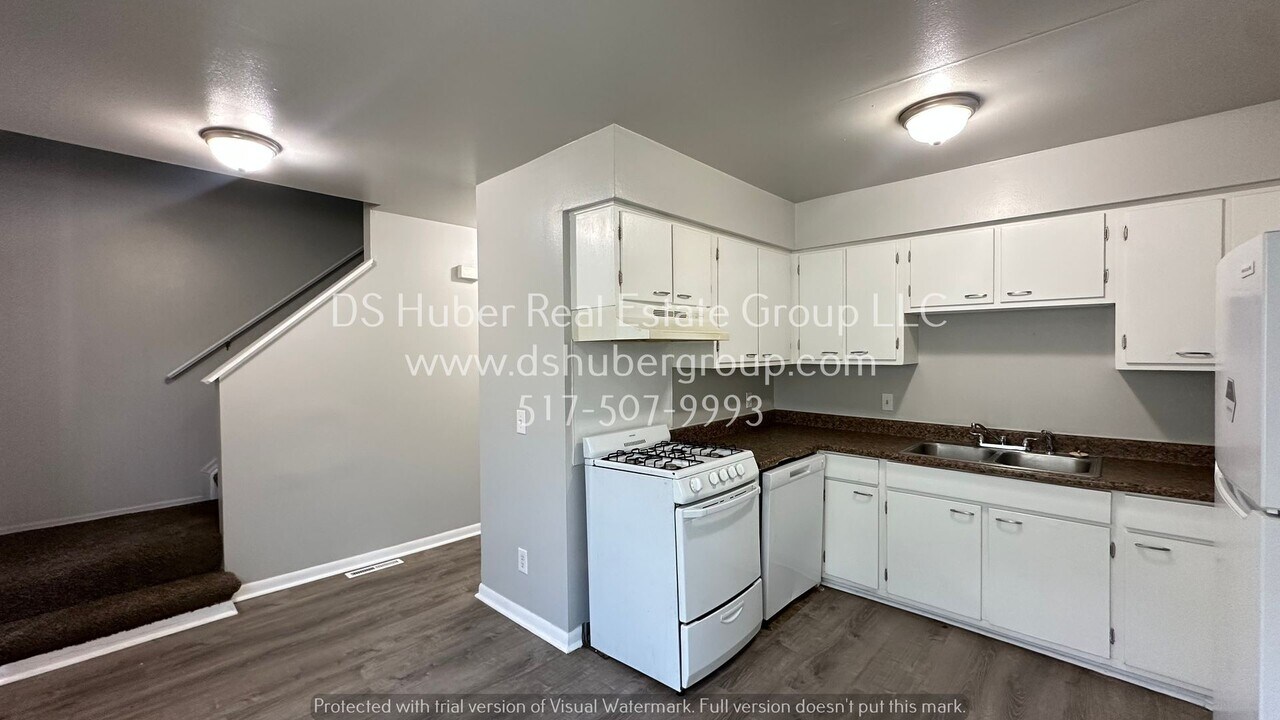 1009 Vincent Ct in Lansing, MI - Building Photo