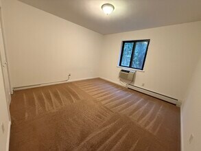 208 Undercliff Ave, Unit B6 in Edgewater, NJ - Foto de edificio - Building Photo