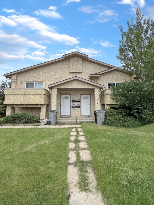 9406 A-94100 100 Ave in Grande Prairie, AB - Building Photo
