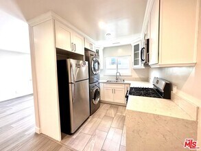 1051 S Sherbourne Dr in Los Angeles, CA - Building Photo - Building Photo