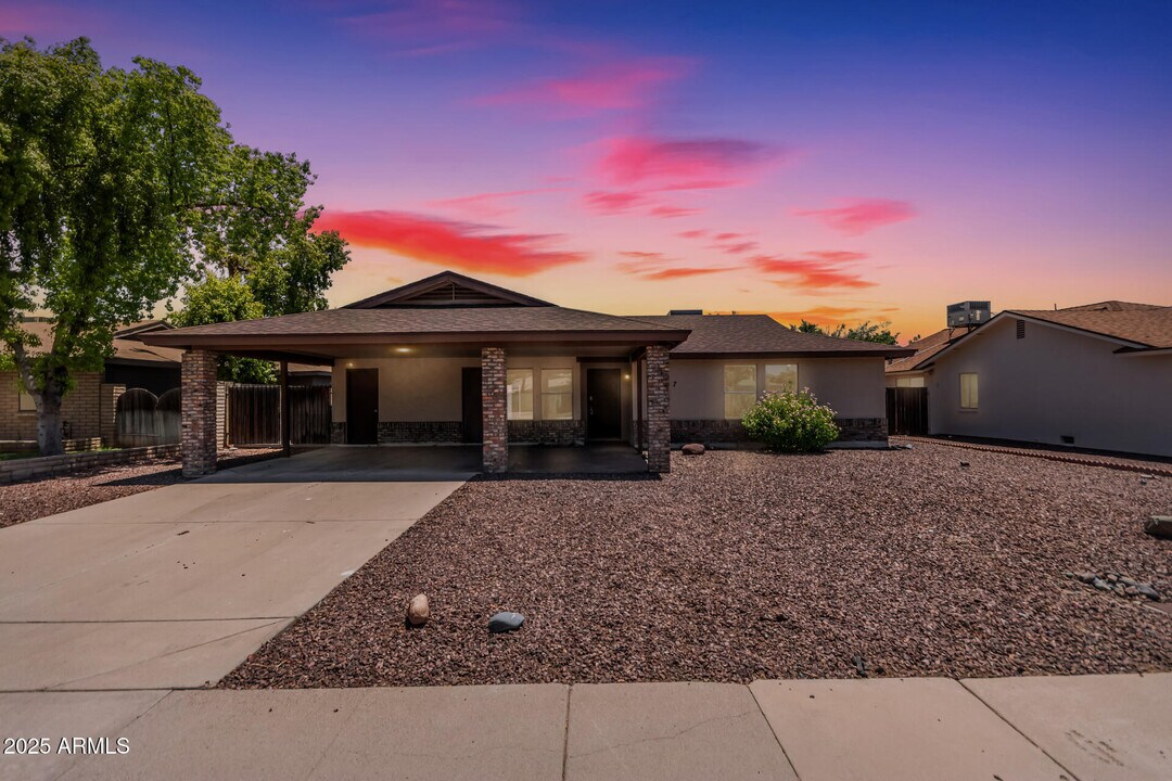 137 W Wagoner Rd in Phoenix, AZ - Building Photo