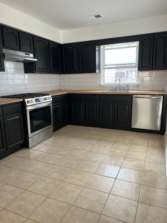 44 Elwood Ave, Unit 44 Elwood ave 3 bedroom