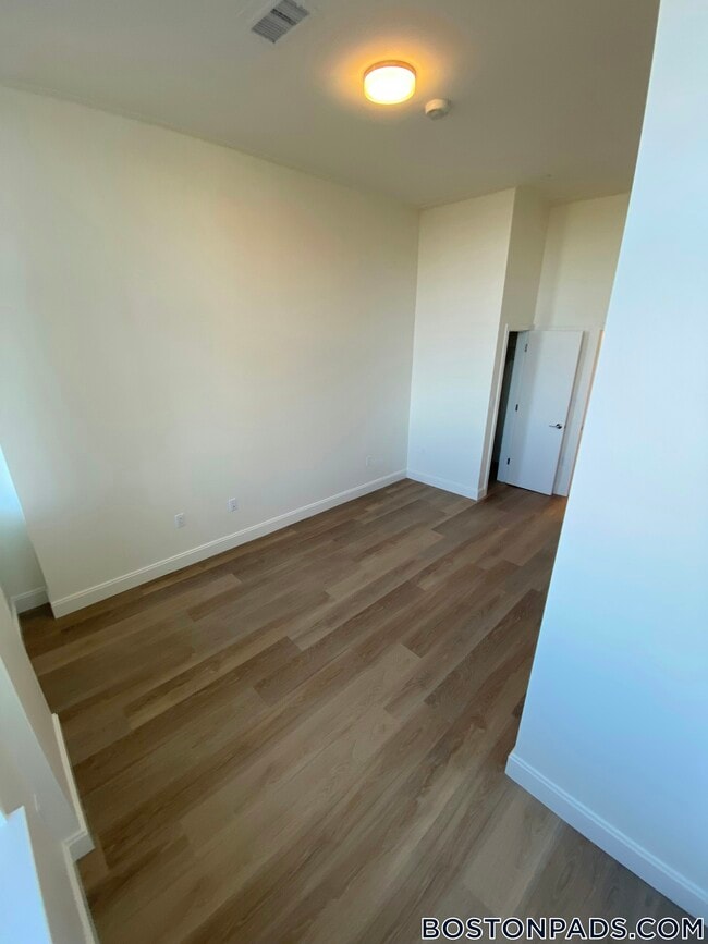 1079 Commonwealth Ave, Unit 305 in Boston, MA - Foto de edificio - Building Photo