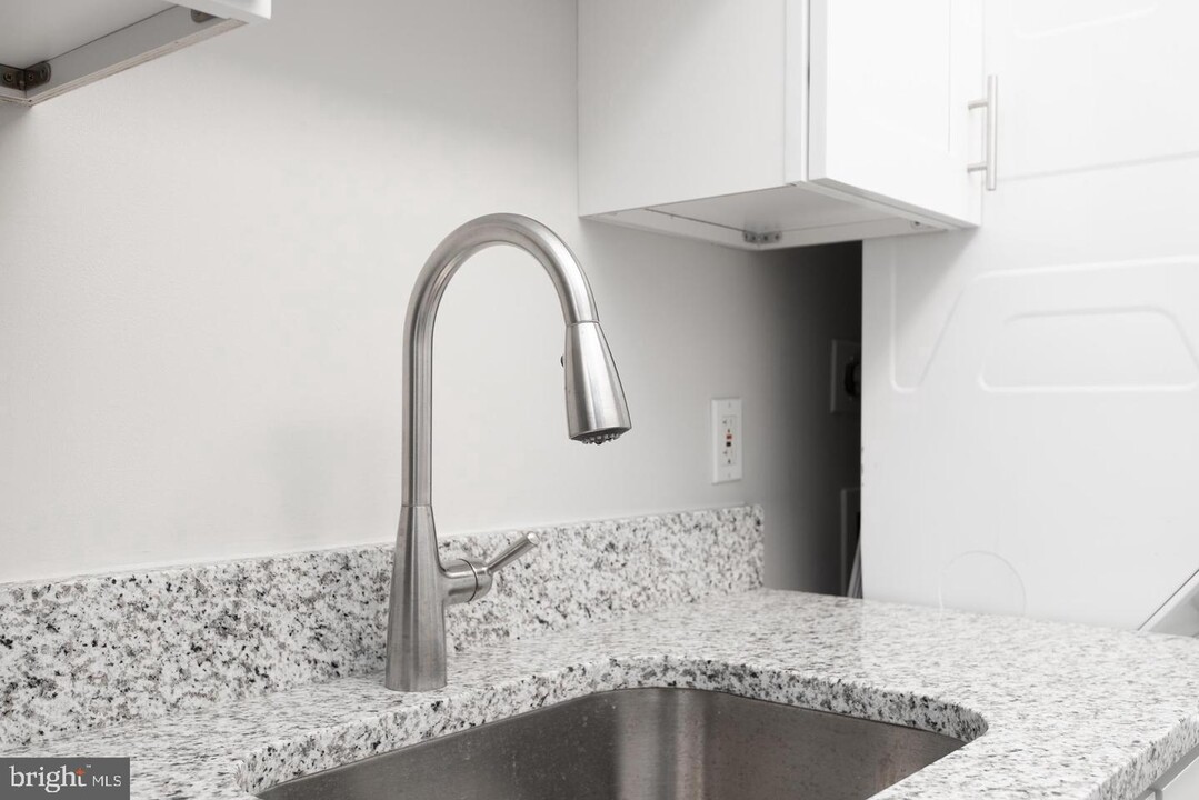 1523 Colonial Dr-Unit -202 in Woodbridge, VA - Foto de edificio
