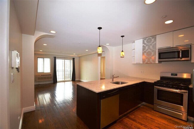 69-14 41st Ave in Queens, NY - Building Photo - Building Photo