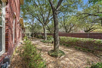 3210 Maroneal St in Houston, TX - Building Photo - Building Photo