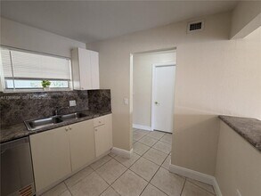 4255 N University Dr, Unit 3 in Sunrise, FL - Building Photo - Building Photo
