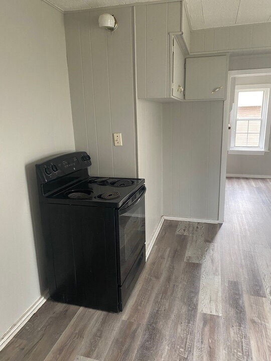 718 W Nichols St in Springfield, MO - Building Photo