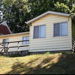 1734 Crestmont Dr in Huntington, WV - Building Photo