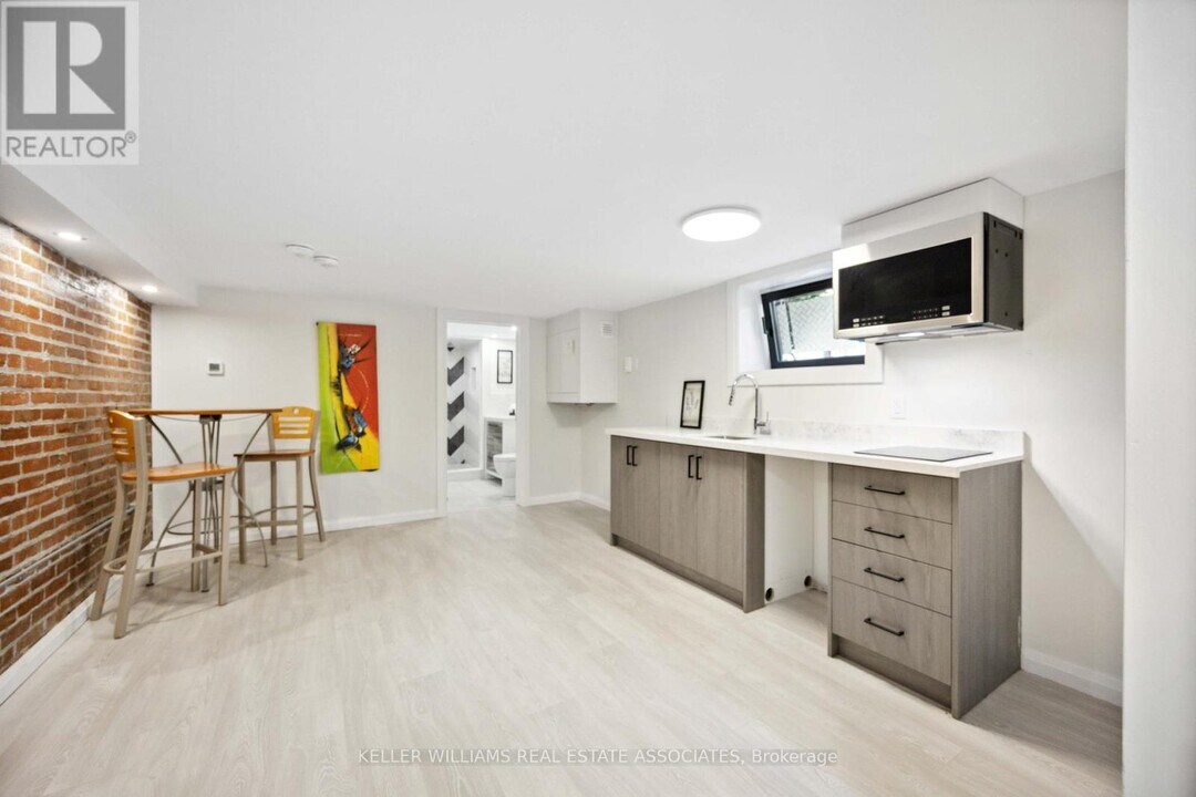 27-27 Glen Elm Ave in Toronto, ON - Building Photo