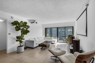 575 Crandon Blvd in Key Biscayne, FL - Building Photo - Building Photo