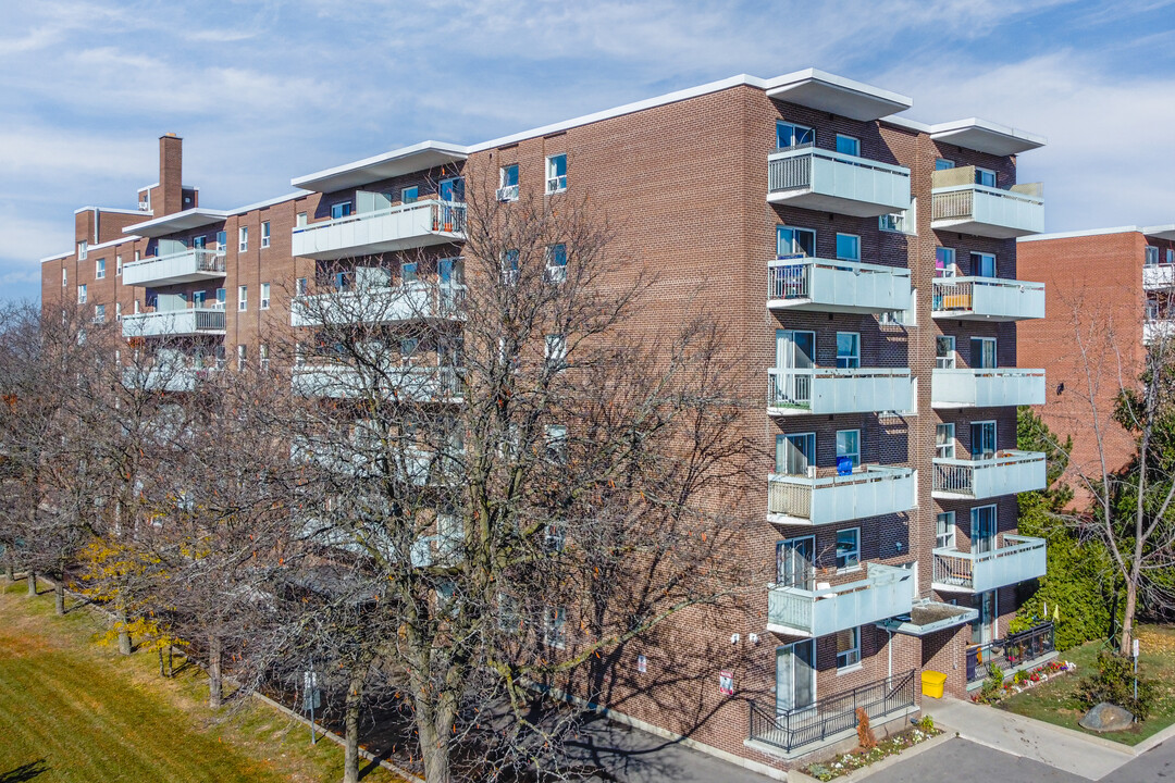 123 / 125 Railroad in Brampton, ON - Building Photo