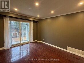 251 Shawnee Cir in Toronto, ON - Building Photo - Building Photo