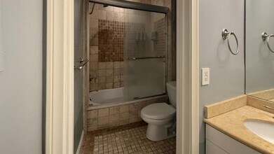 1154 S Barrington Ave, Unit 53 in Los Angeles, CA - Foto de edificio - Building Photo