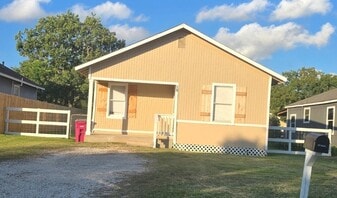18 N Avenue C in Freeport, TX - Building Photo