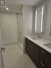 10-310 Inn On The Pk Dr in Toronto, ON - Building Photo - Building Photo