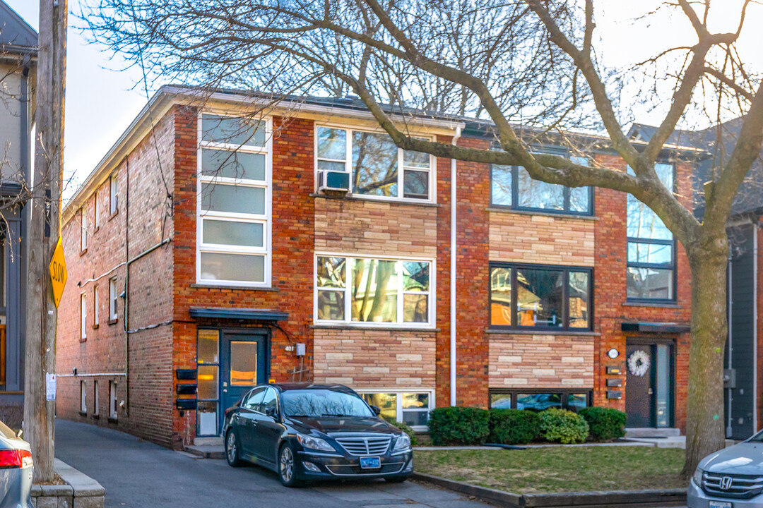 399-401 Quebec Av in Toronto, ON - Building Photo