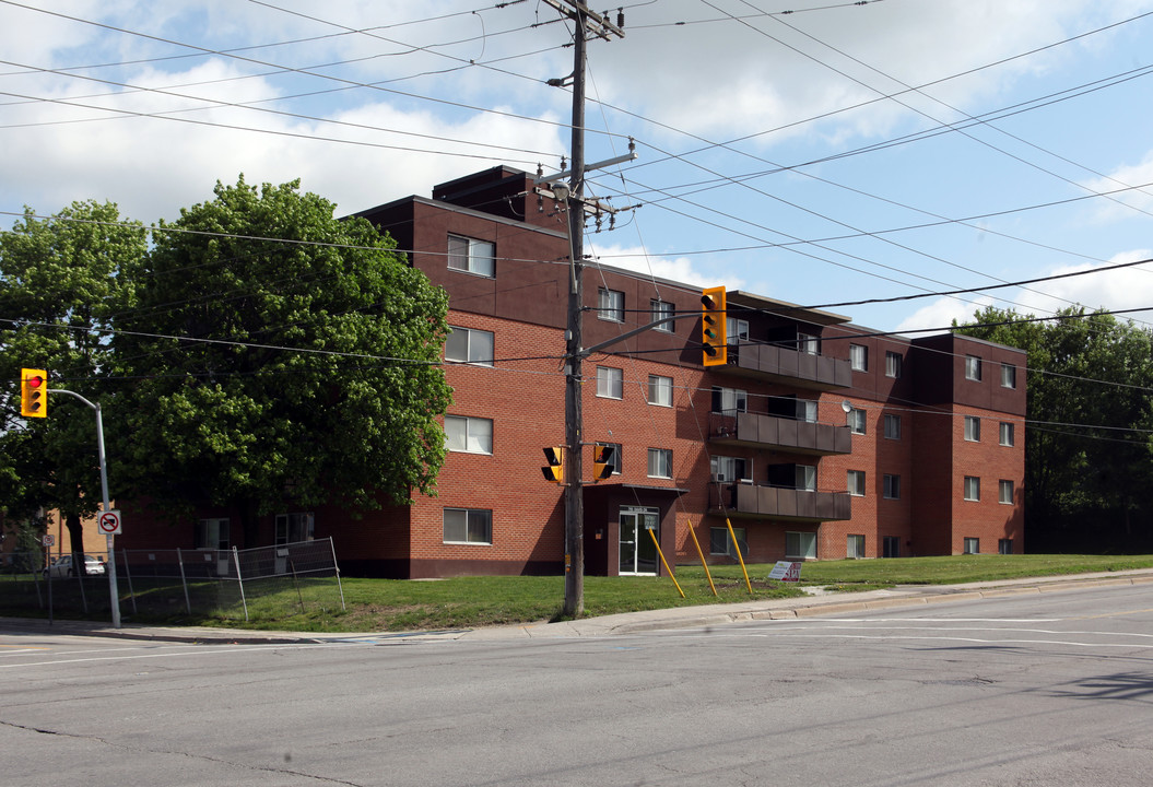 Upper Davis in Newmarket, ON - Building Photo