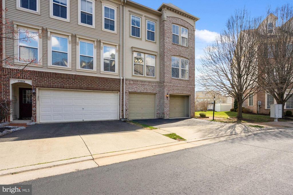 22886 Livingston Terrace in Ashburn, VA - Building Photo