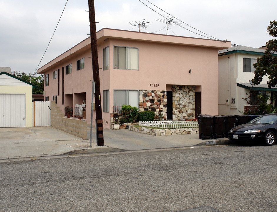 13829 Hawthorne Way in Hawthorne, CA - Foto de edificio