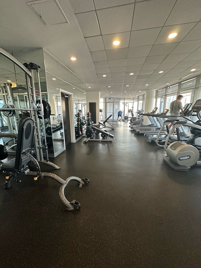 303 W Ohio St, Unit 1405 in Chicago, IL - Foto de edificio - Building Photo