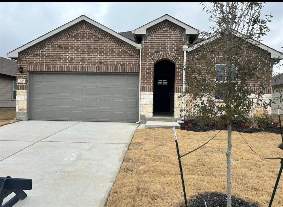309 Langdon Grv in Lockhart, TX - Building Photo