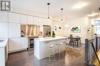 219 Huguenot Rd in Oakville, ON - Building Photo - Building Photo