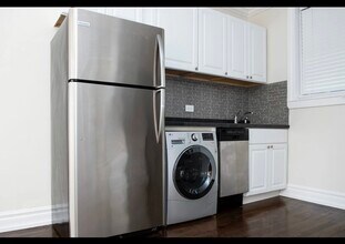 1056 W Lill Ave in Chicago, IL - Foto de edificio - Building Photo