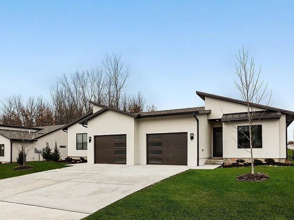 108-110 Amberwood Ct in Raymore, MO - Building Photo