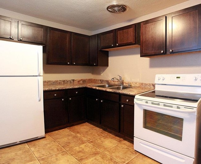 Fairmont Apartments in Minot, ND - Foto de edificio - Building Photo