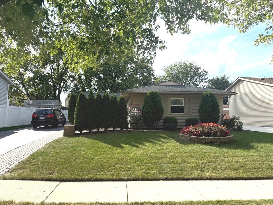 716 Ashton Ave in Romeoville, IL - Building Photo