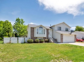 1932 N 810 W in Clinton, UT - Building Photo